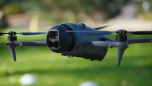 Camera drone tijdens drone vliegen activiteit
