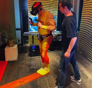 Collega's ervaren een interactieve VR activiteit als actieve teambuilding op locatie